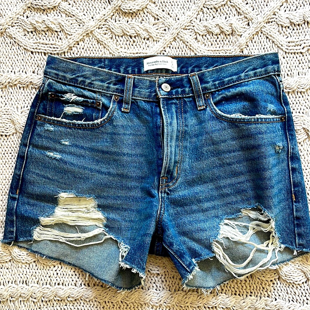 Abercrombie mid rise boyfriend shorts, never worn
